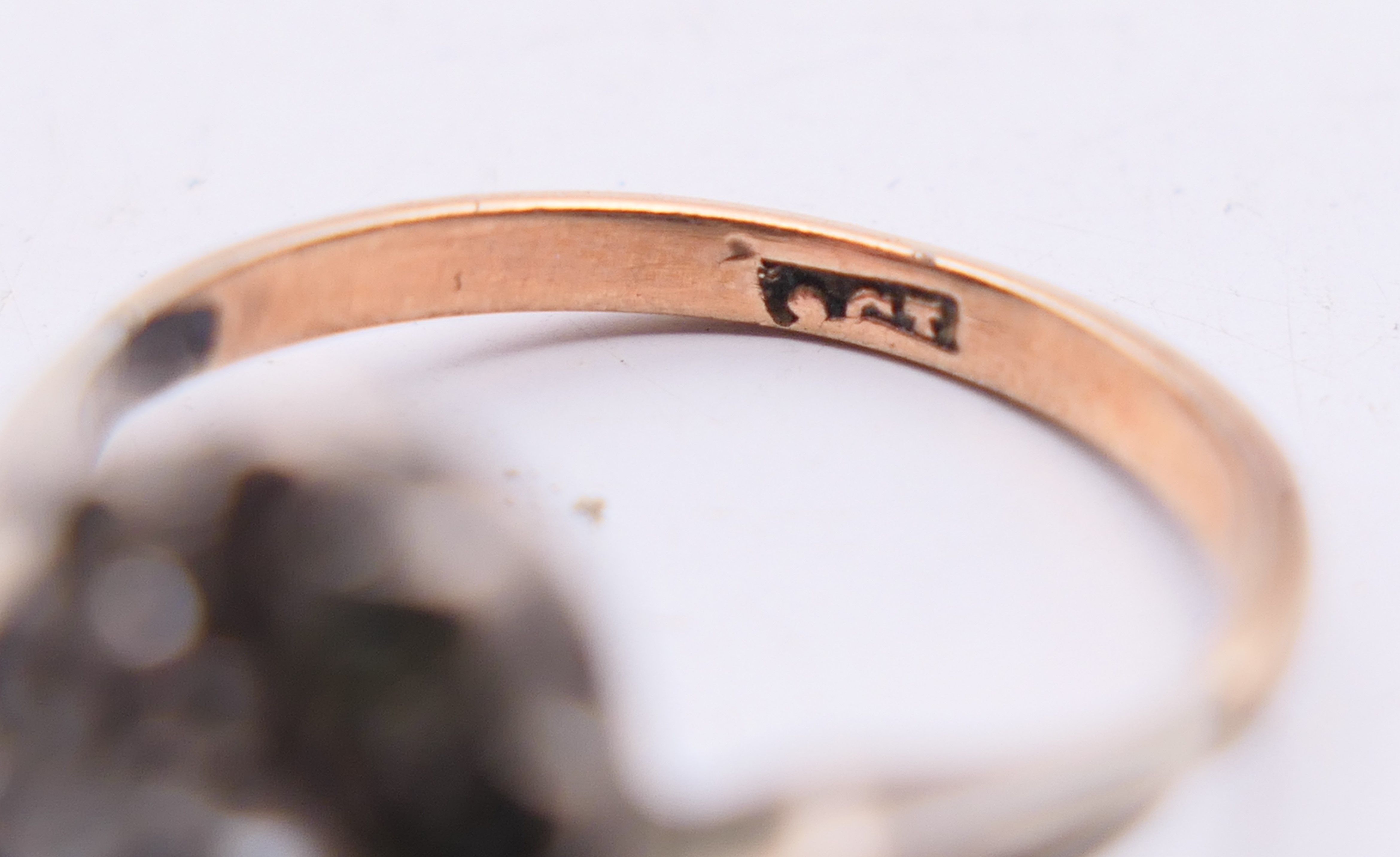 An antique silver and 9 ct gold paste ring. Ring size L/M. - Image 4 of 5