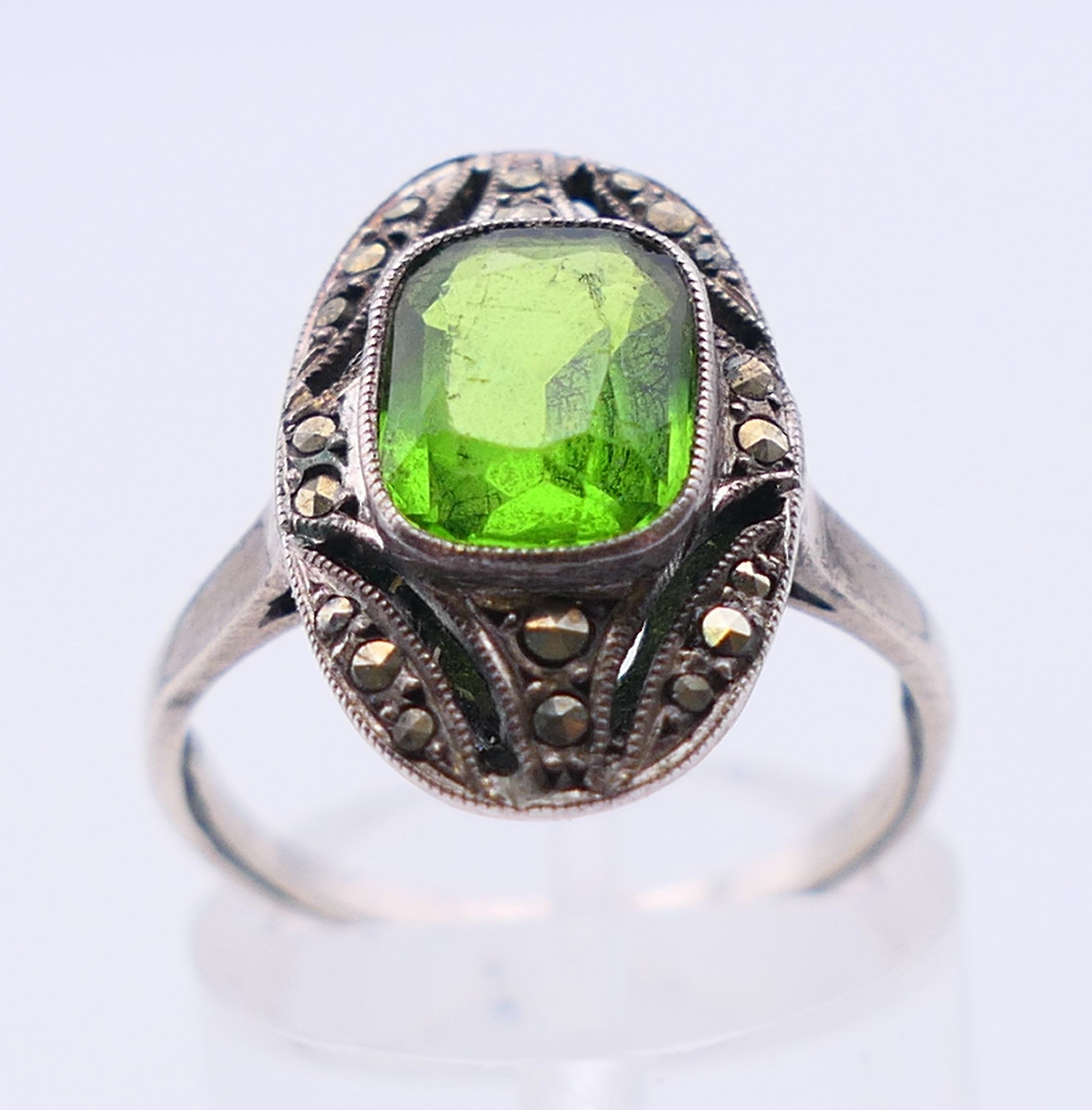 A silver marcasite and green stone ring. Ring size M/N. - Image 2 of 5