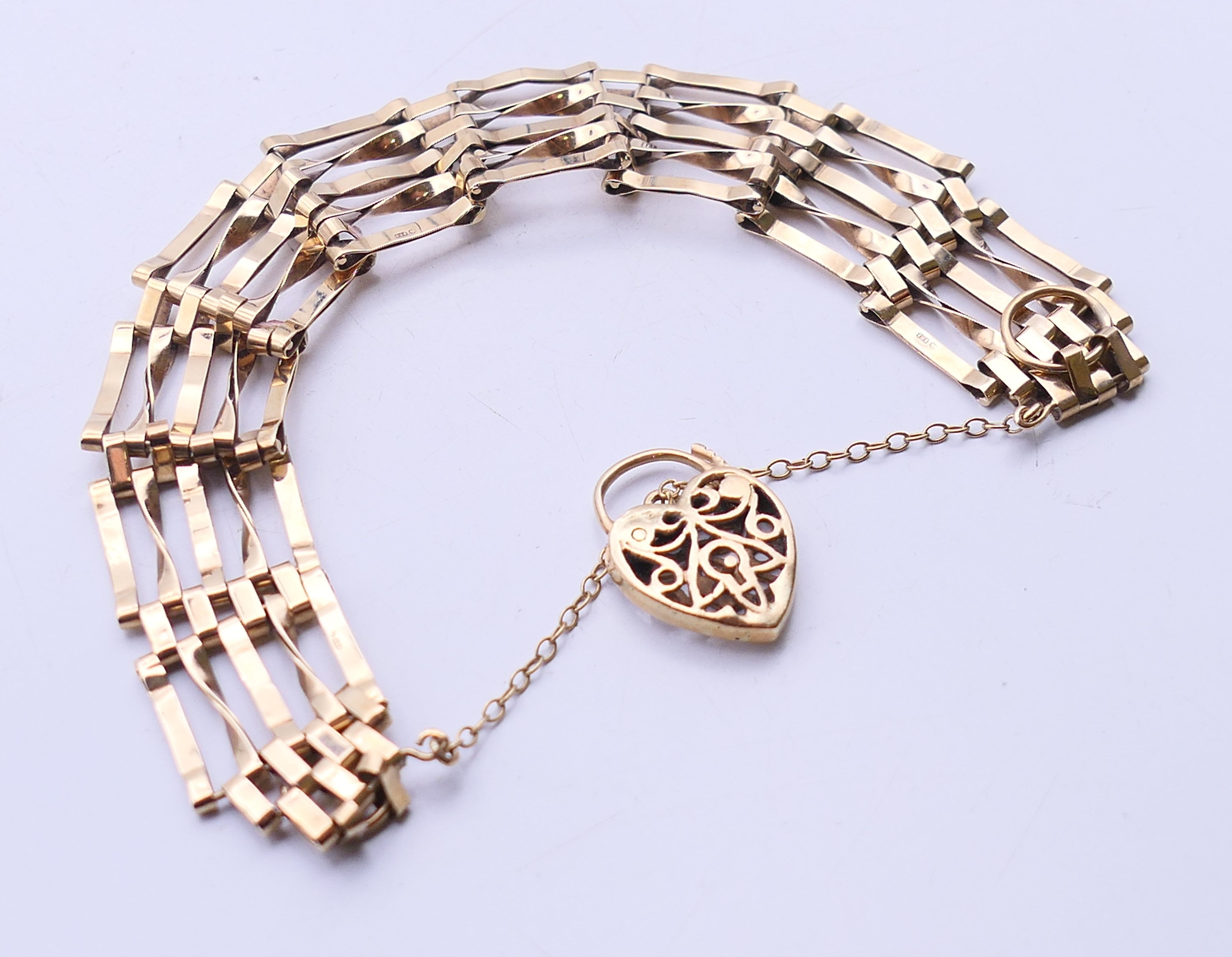 A 9 ct gold gate link bracelet with heart padlock. 18 cm long. 12. - Image 7 of 9
