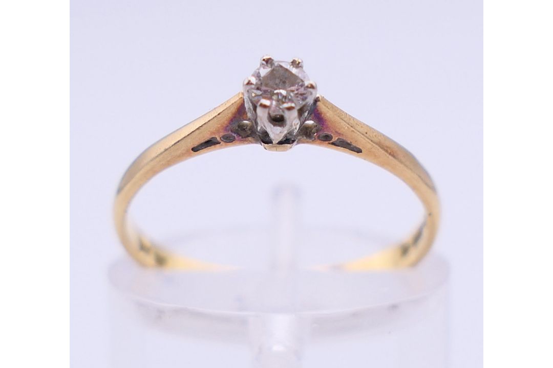 An 18 ct gold, diamond solitaire ring. 1.5 grammes total weight. Ring size K. - Image 2 of 6
