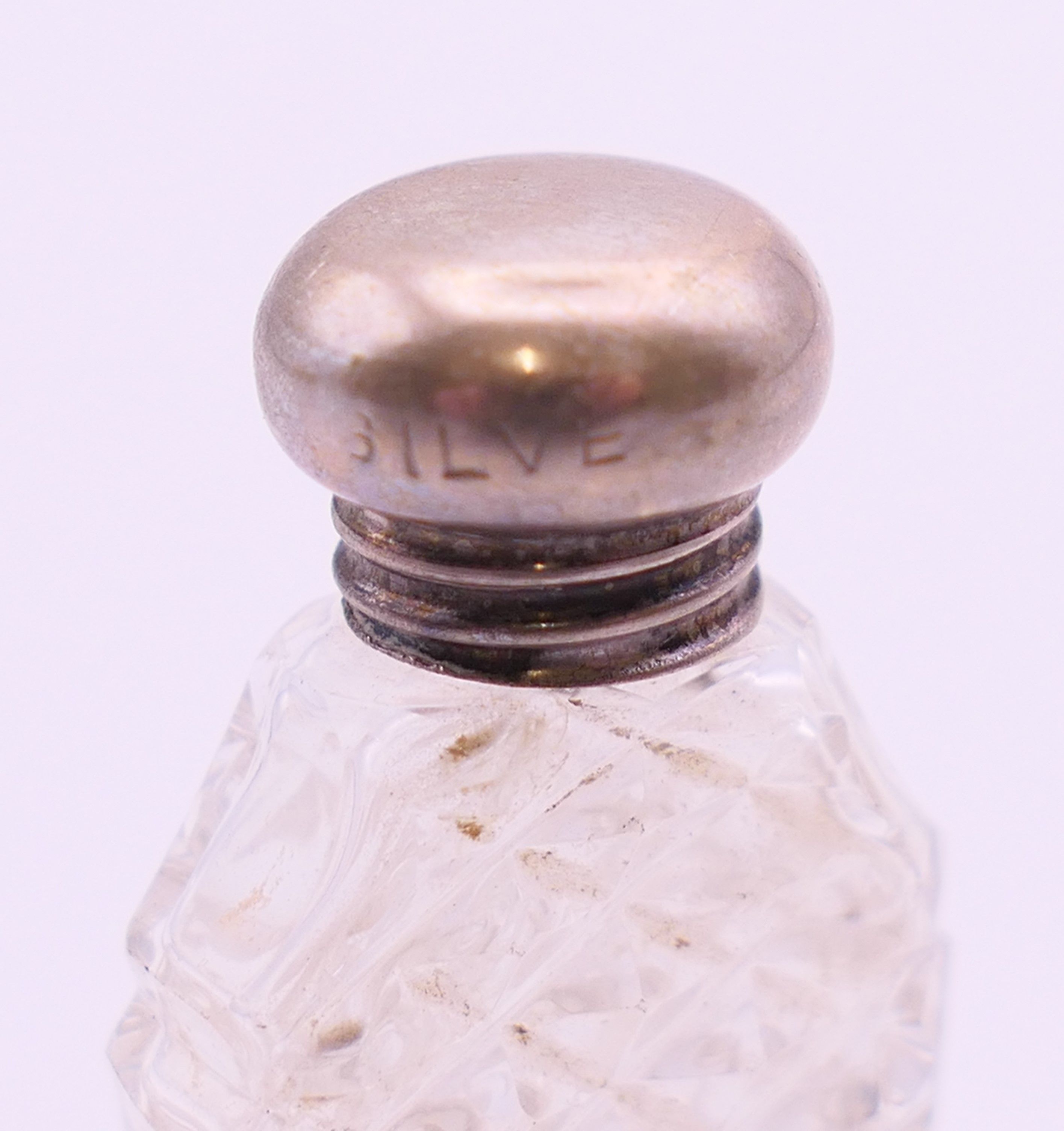 Five mini silver-topped glass scent bottles. The tallest 6.25 cm high. - Image 5 of 7