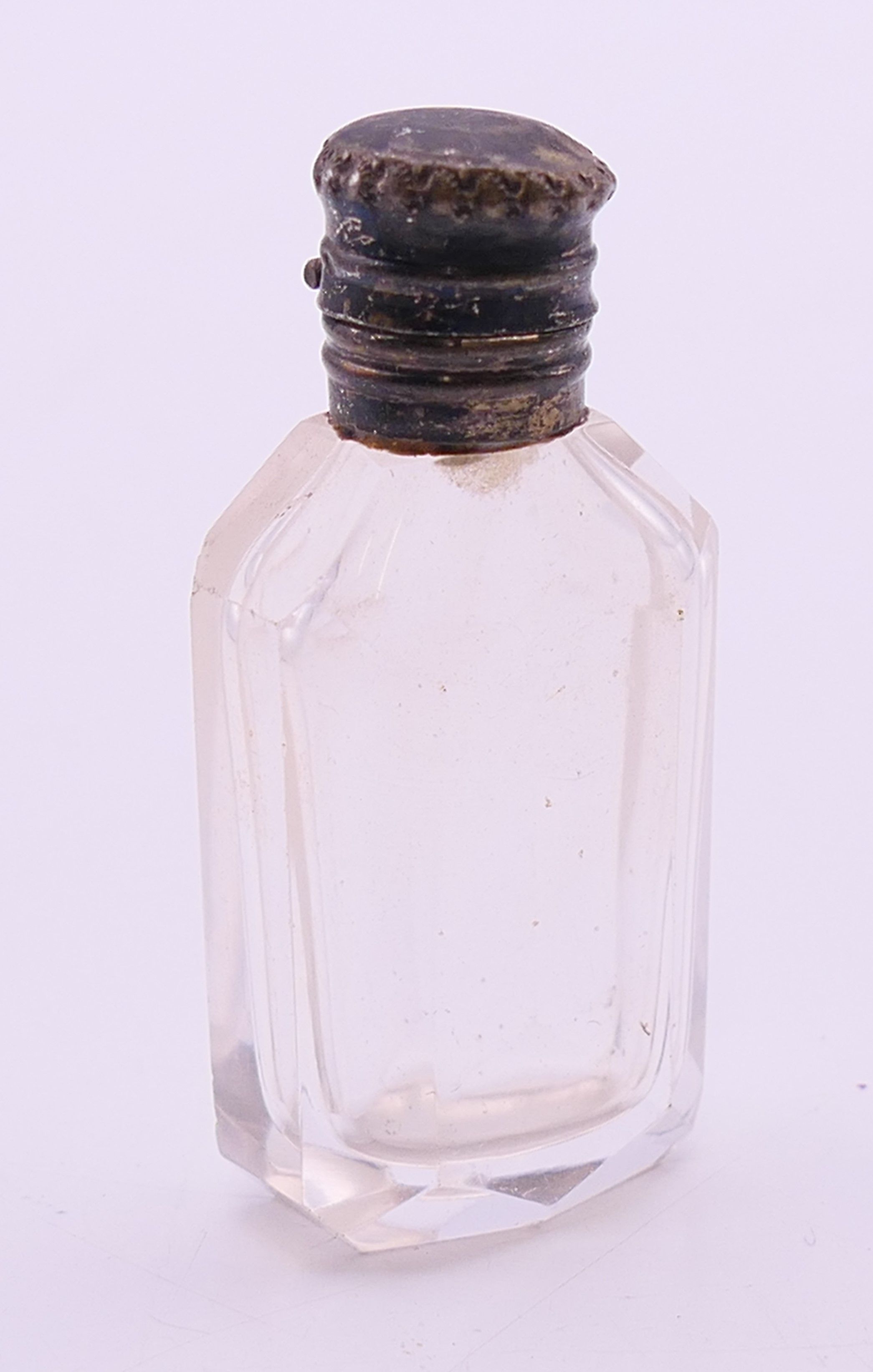 Five mini silver-topped glass scent bottles. The tallest 6.25 cm high. - Image 6 of 7