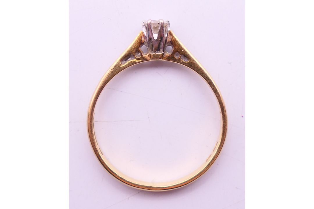 An 18 ct gold, diamond solitaire ring. 1.5 grammes total weight. Ring size K. - Image 6 of 6