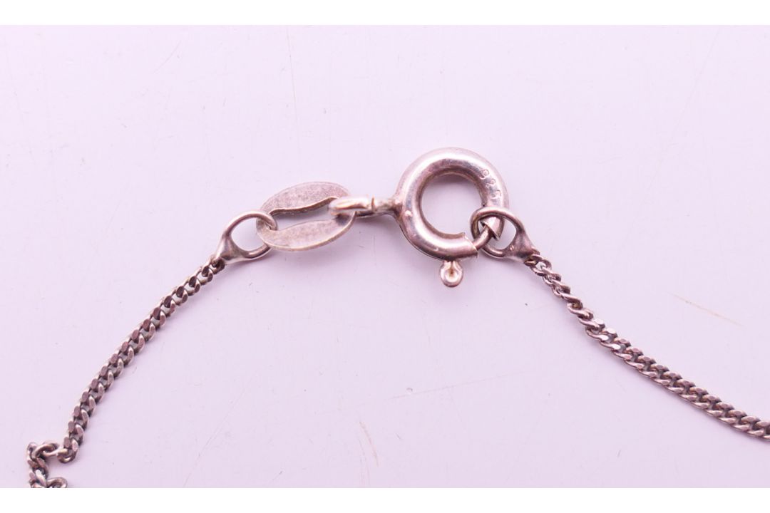 A silver and amber pendant on a silver chain. Pendant 3.5 cm high, chain 41 cm long. - Image 5 of 7