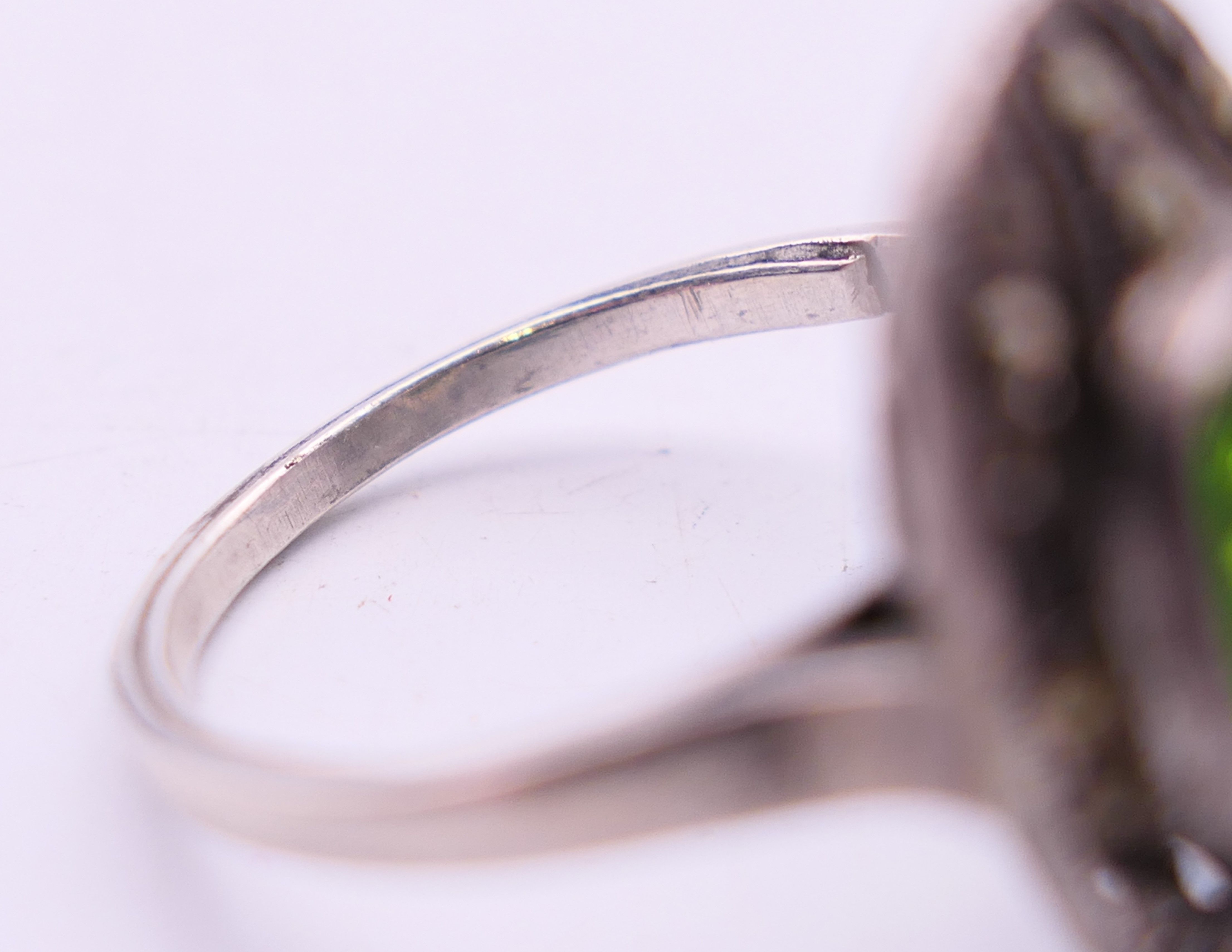 A silver marcasite and green stone ring. Ring size M/N. - Image 4 of 5