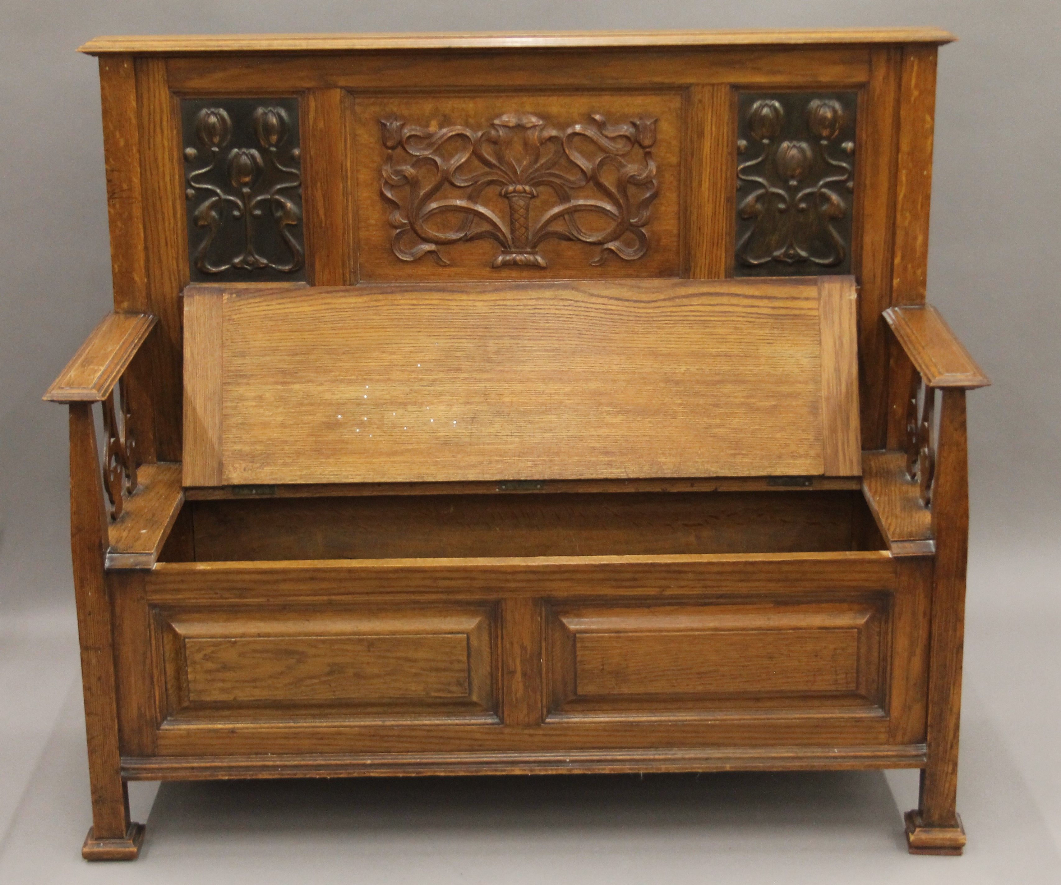 An Arts and Crafts oak box settle. 126.5 cm wide, 110 cm high, 47 cm deep. - Image 4 of 6