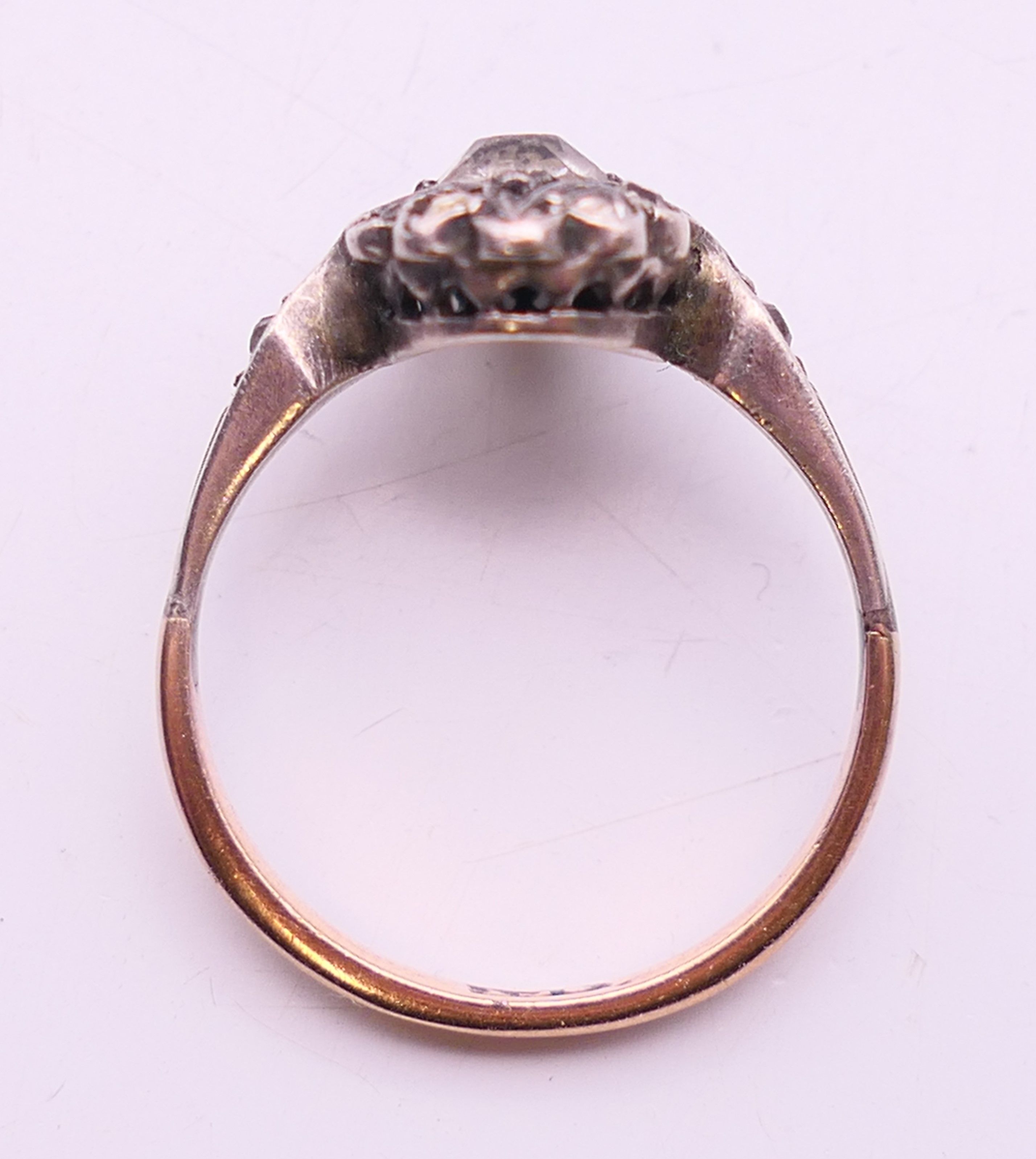An antique silver and 9 ct gold paste ring. Ring size L/M. - Image 5 of 5