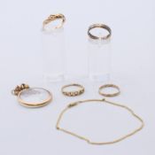A quantity of 9 ct gold jewellery, to include: rings, necklace, bracelet, etc. Chain 46 cm long. 8.