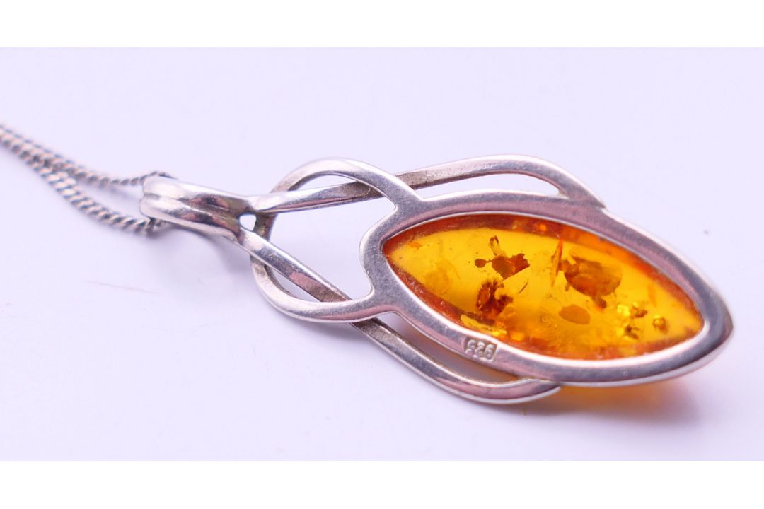 A silver and amber pendant on a silver chain. Pendant 3.5 cm high, chain 41 cm long. - Image 3 of 7