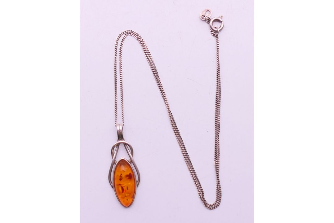 A silver and amber pendant on a silver chain. Pendant 3.5 cm high, chain 41 cm long. - Image 4 of 7