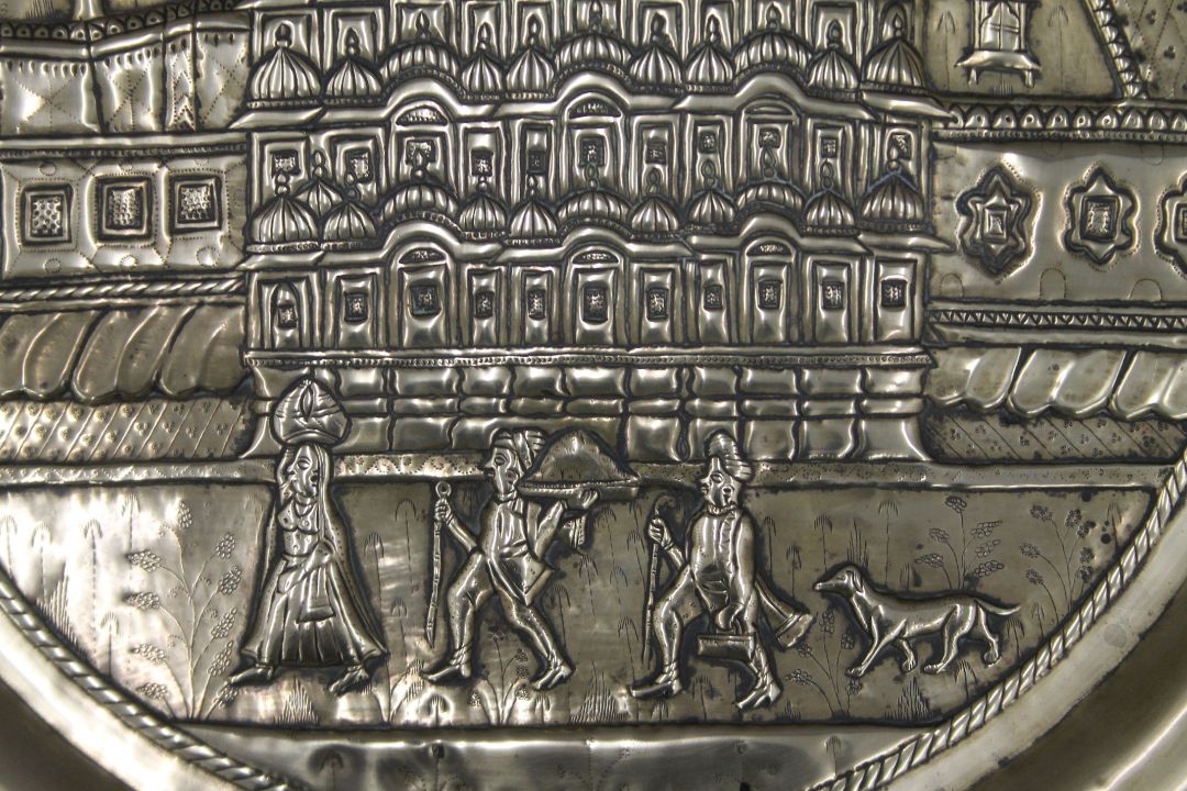 An Eastern brass-topped folding table. 75 cm diameter. - Image 3 of 5