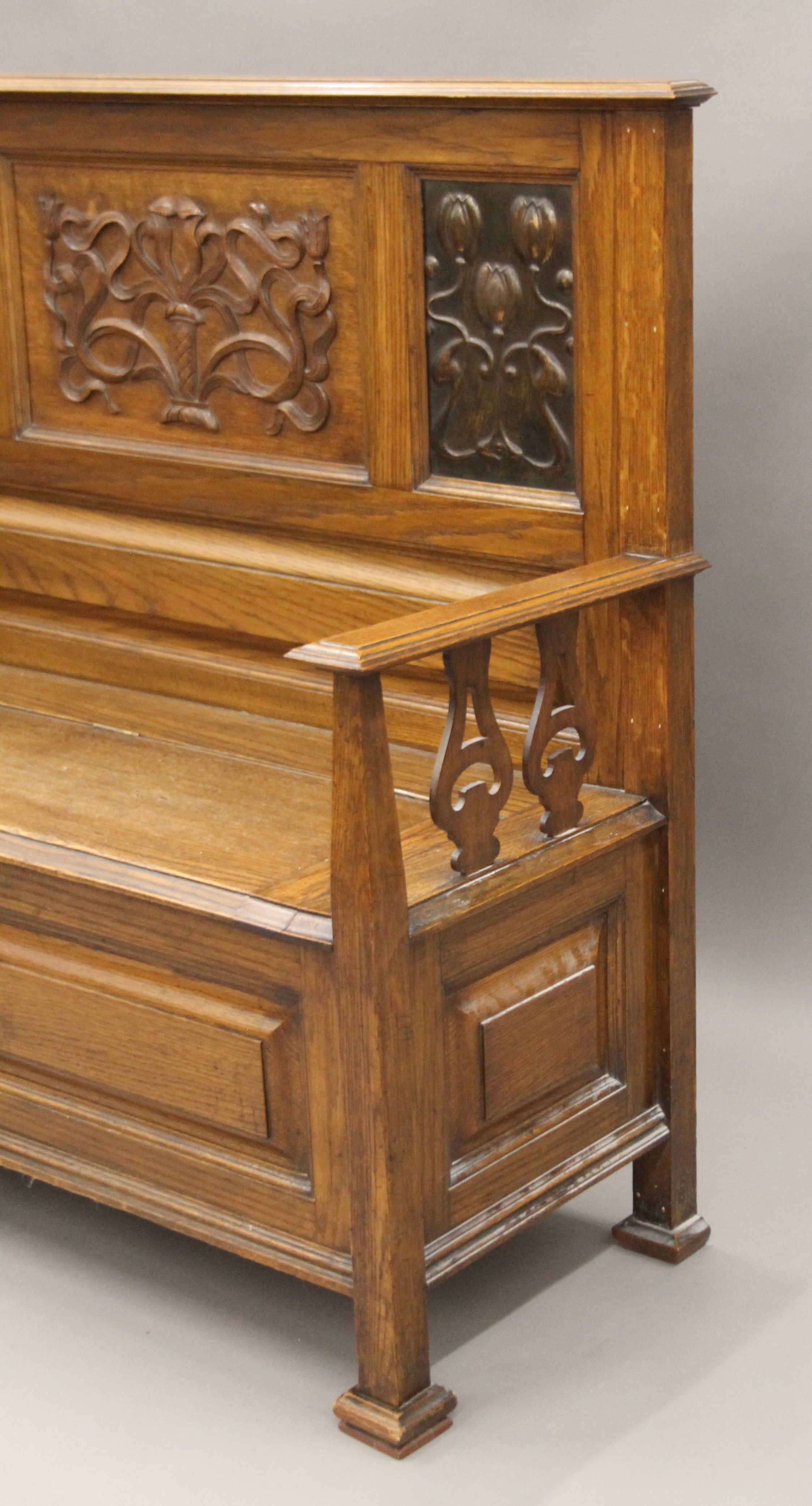 An Arts and Crafts oak box settle. 126.5 cm wide, 110 cm high, 47 cm deep. - Image 3 of 6
