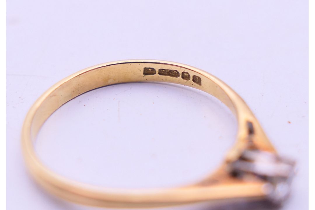 An 18 ct gold, diamond solitaire ring. 1.5 grammes total weight. Ring size K. - Image 4 of 6