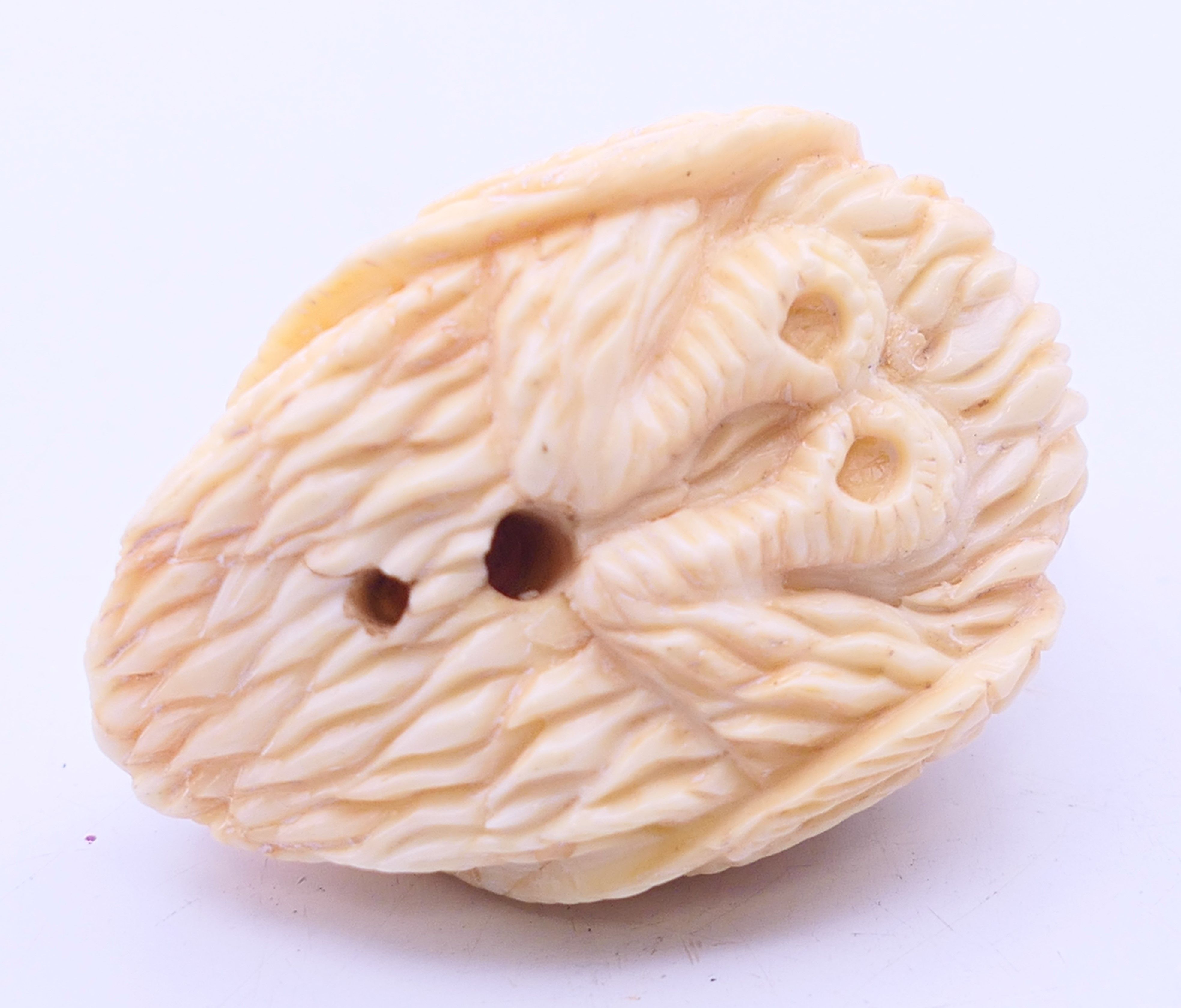 A bone netsuke formed as a chicken. 4.5 cm wide. - Image 3 of 3