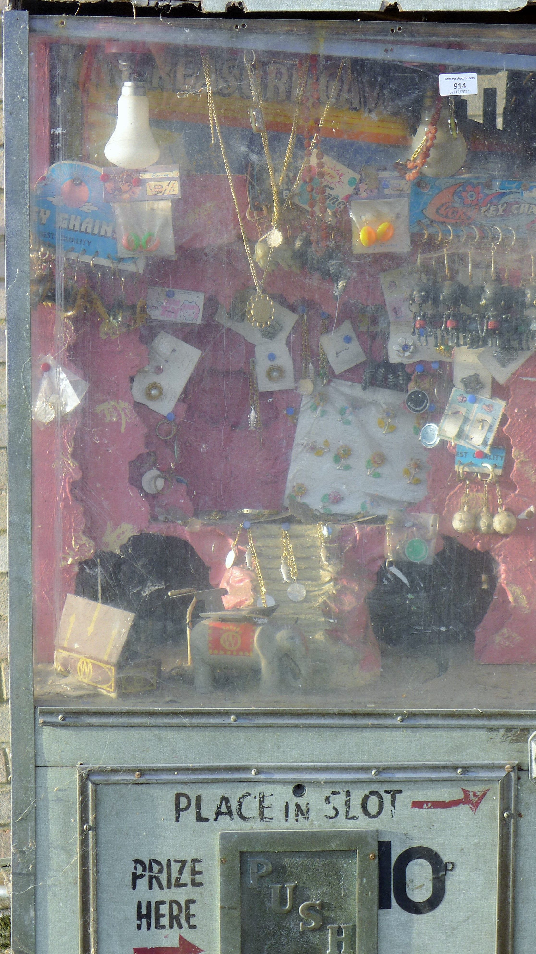 A vintage fairground prize machine. 62 cm wide and 160 cm high. - Image 2 of 5