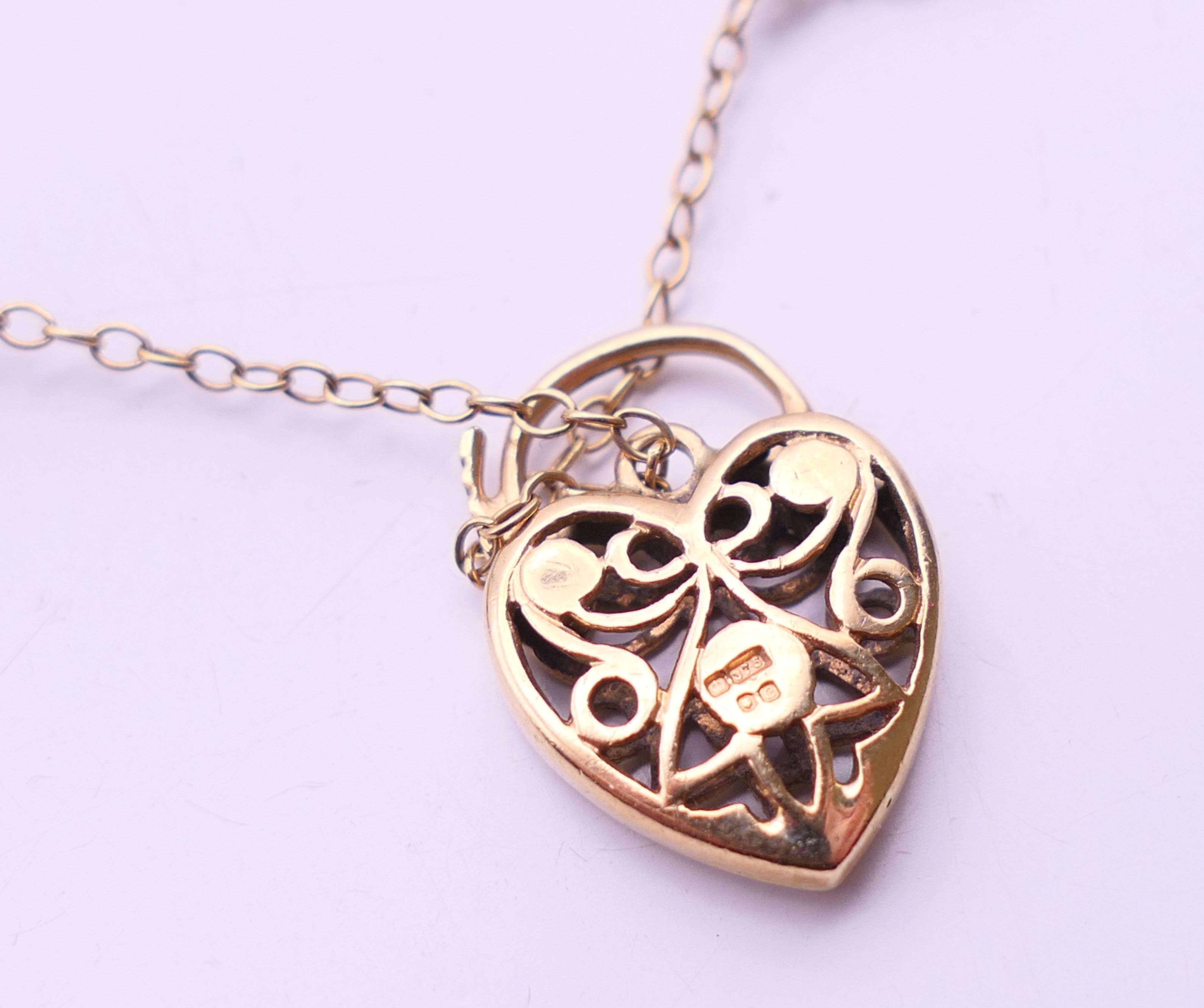 A 9 ct gold gate link bracelet with heart padlock. 18 cm long. 12. - Image 8 of 9