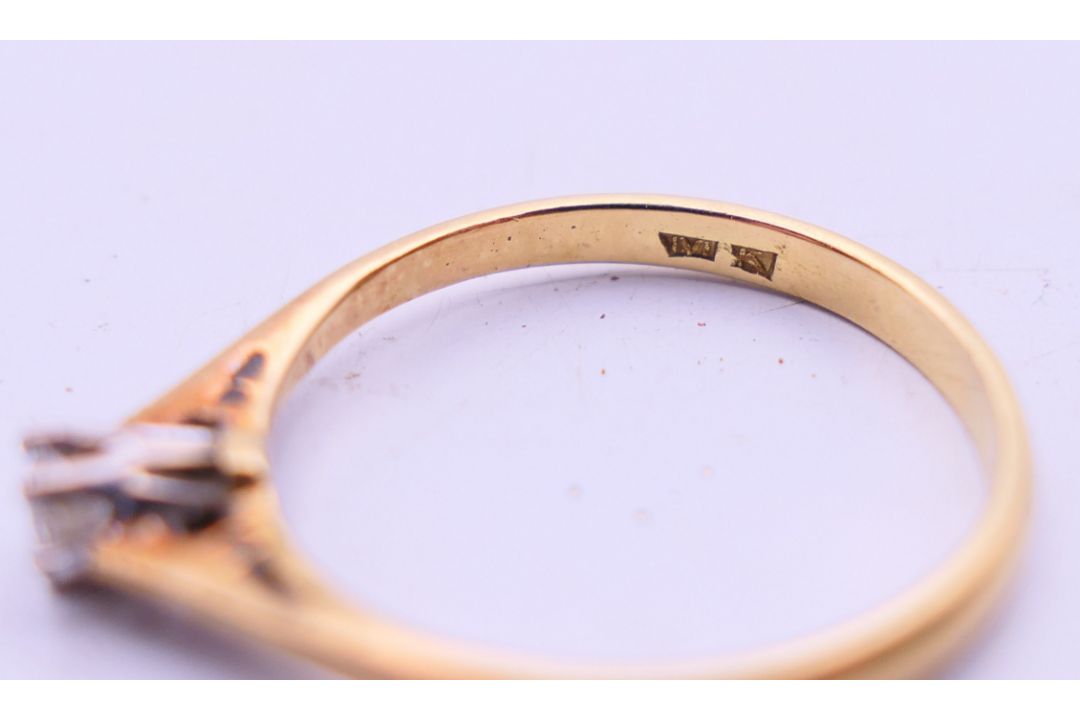 An 18 ct gold, diamond solitaire ring. 1.5 grammes total weight. Ring size K. - Image 5 of 6