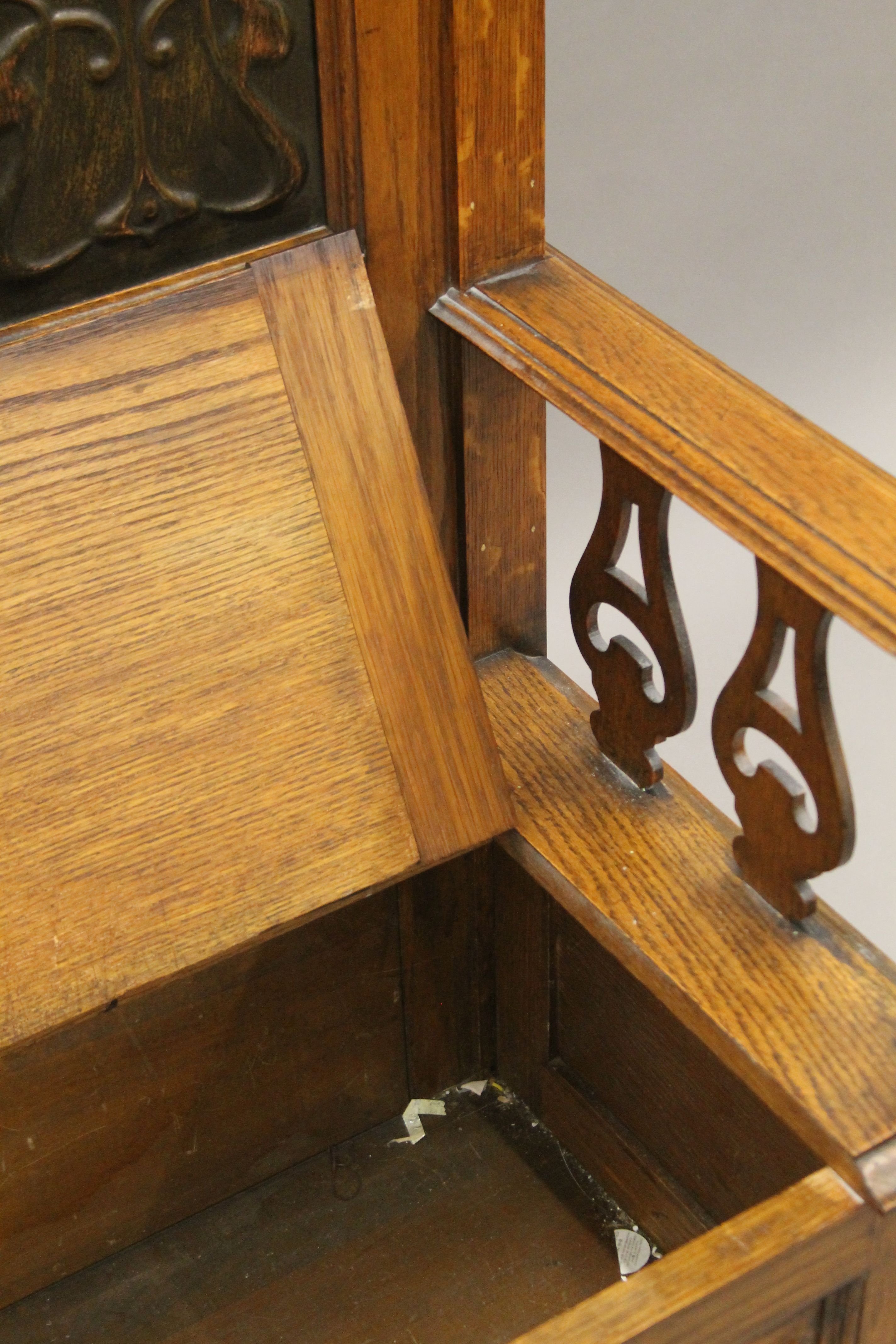 An Arts and Crafts oak box settle. 126.5 cm wide, 110 cm high, 47 cm deep. - Image 5 of 6