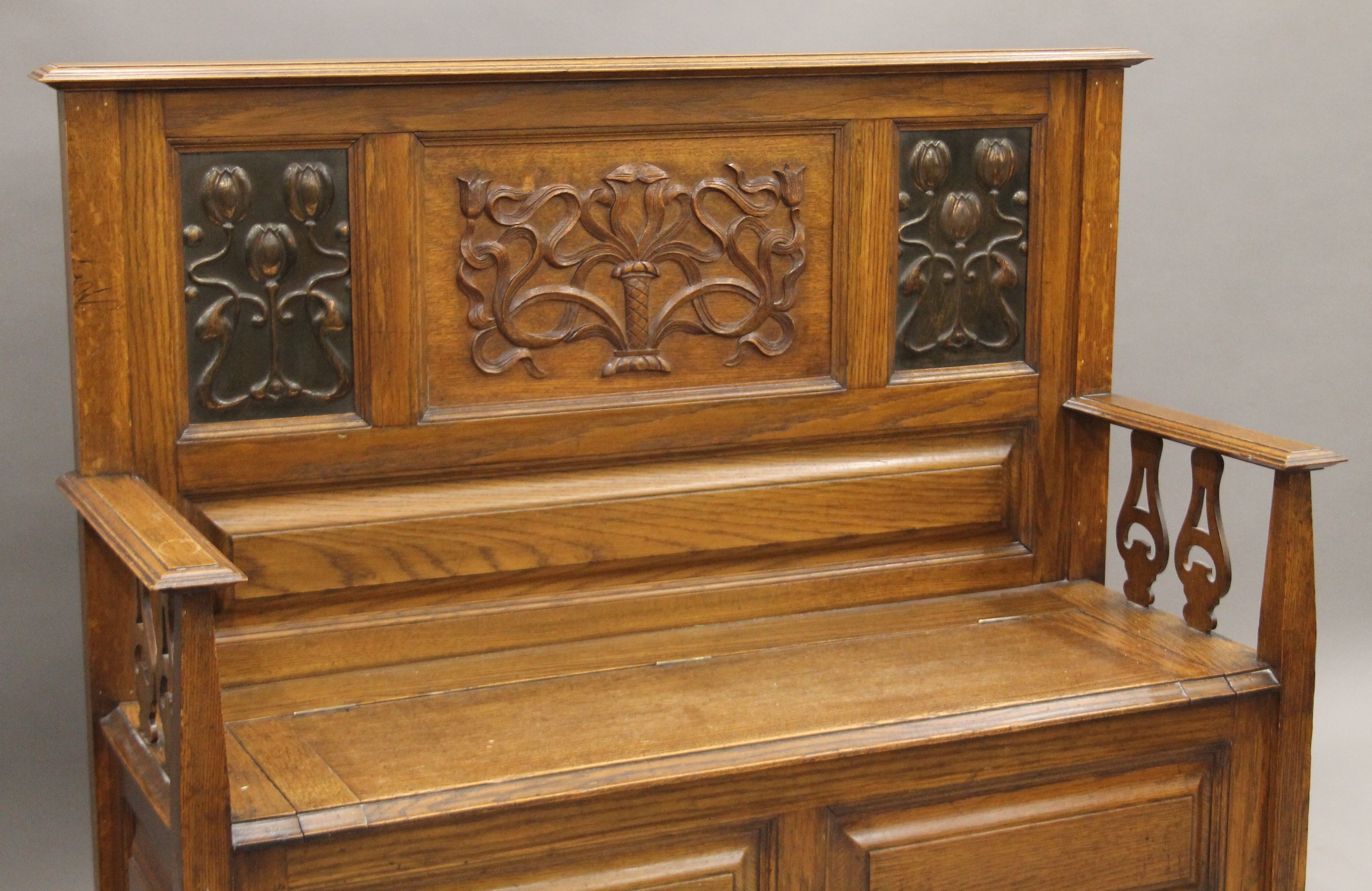 An Arts and Crafts oak box settle. 126.5 cm wide, 110 cm high, 47 cm deep. - Image 2 of 6