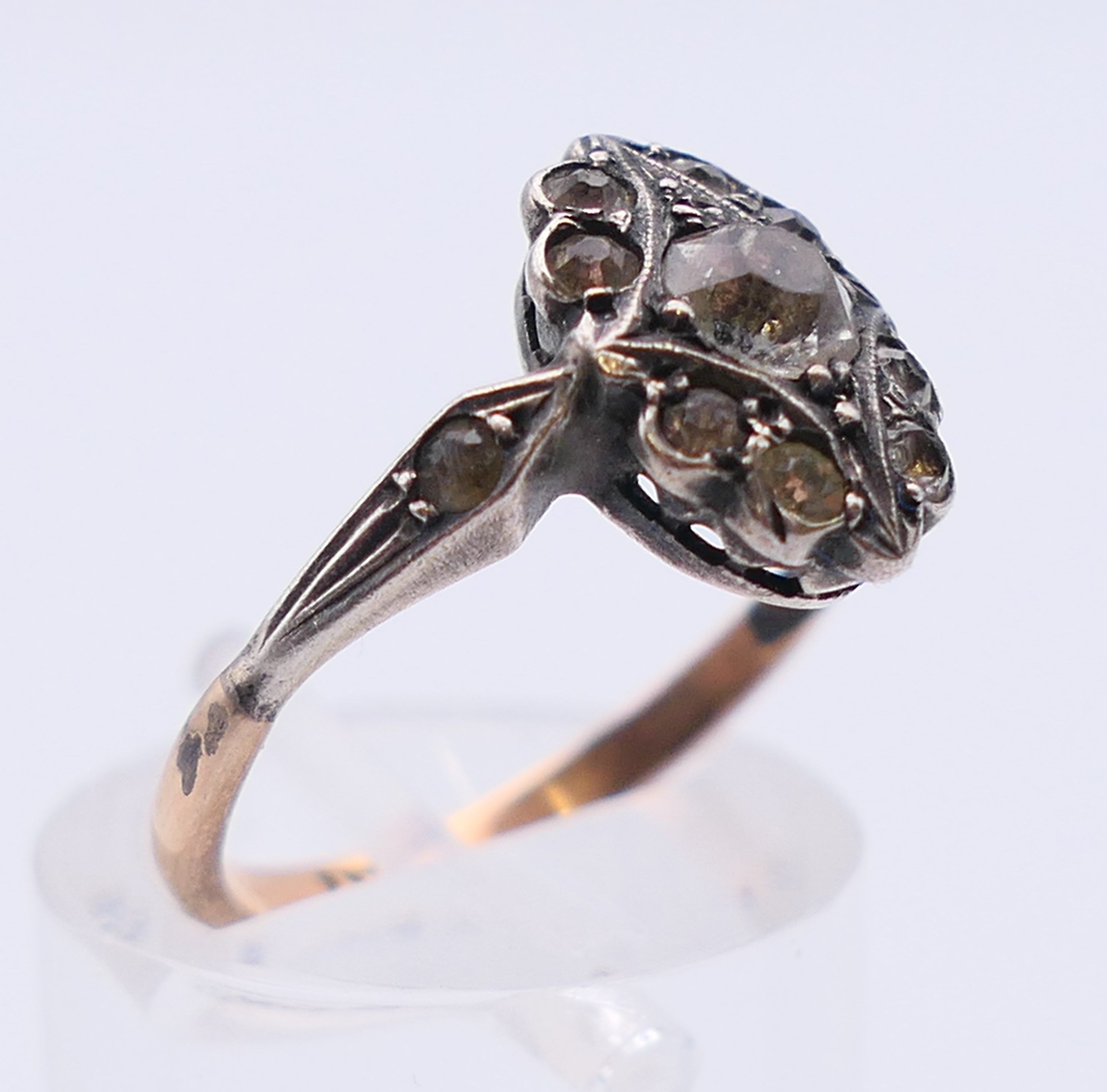 An antique silver and 9 ct gold paste ring. Ring size L/M. - Image 3 of 5