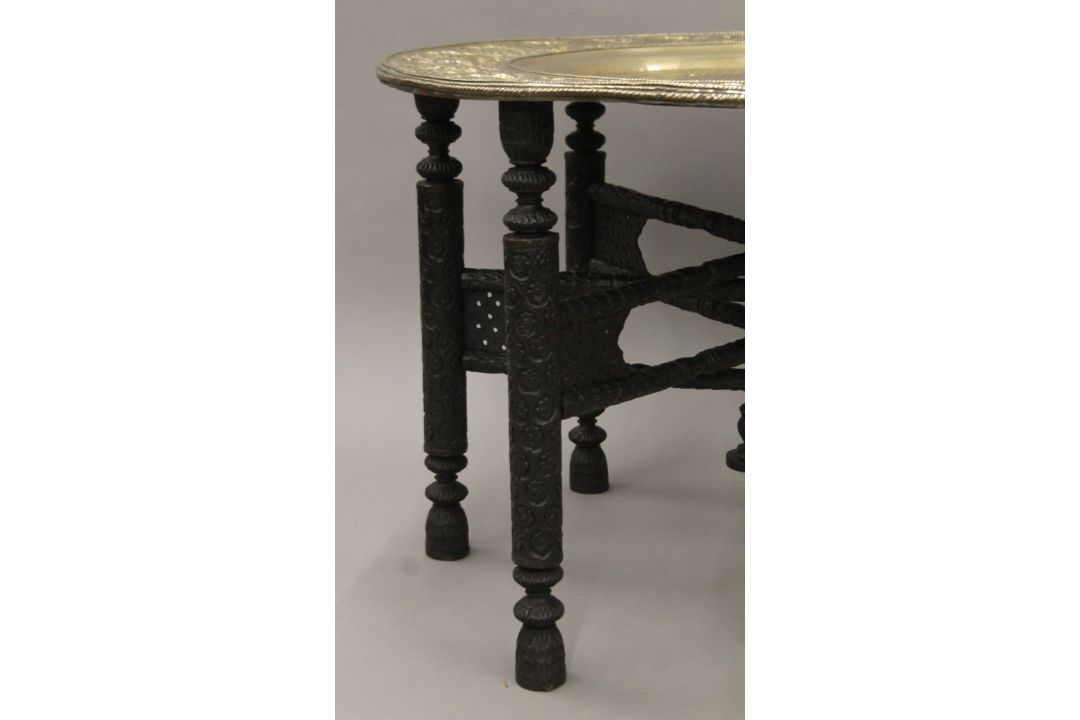 An Eastern brass-topped folding table. 75 cm diameter. - Image 4 of 5