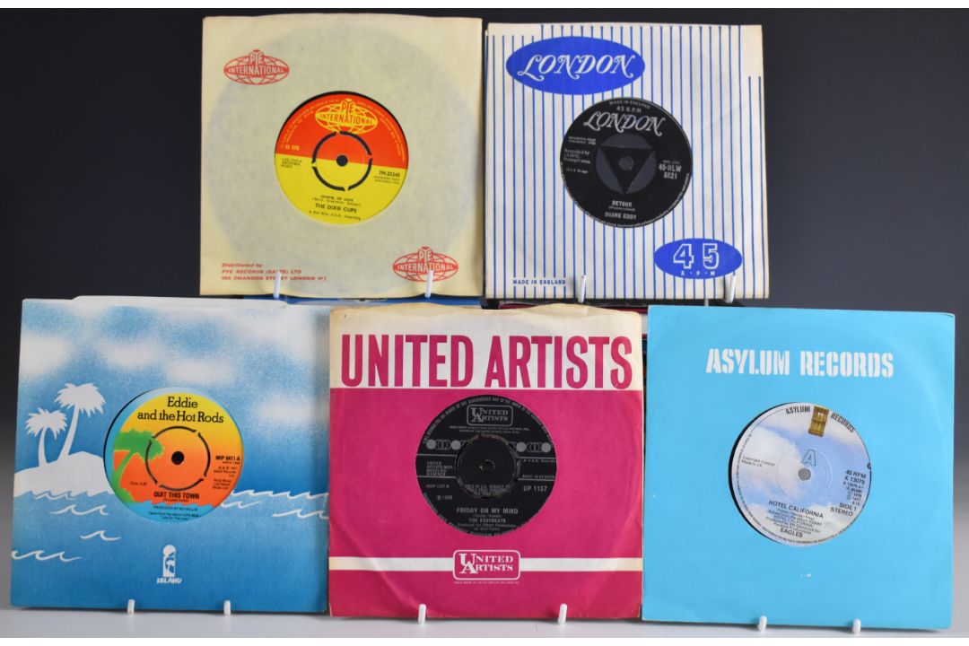Approximately 300 singles C-E including Dave Dee, Dozy, Beaky, Mick and Tich, Bob Dylan, Donovan, - Image 1 of 4