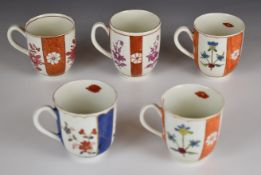 Five first period Worcester / 18thC coffee cans including two with Chinese figural decoration