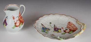 First period Worcester jug and relief moulded dish with Chinoiserie decoration, tallest 8cm