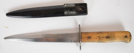 Possible WW1 fighting knife stamped S to ricasso with wooden grips, 16cm blade and metal scabbard.