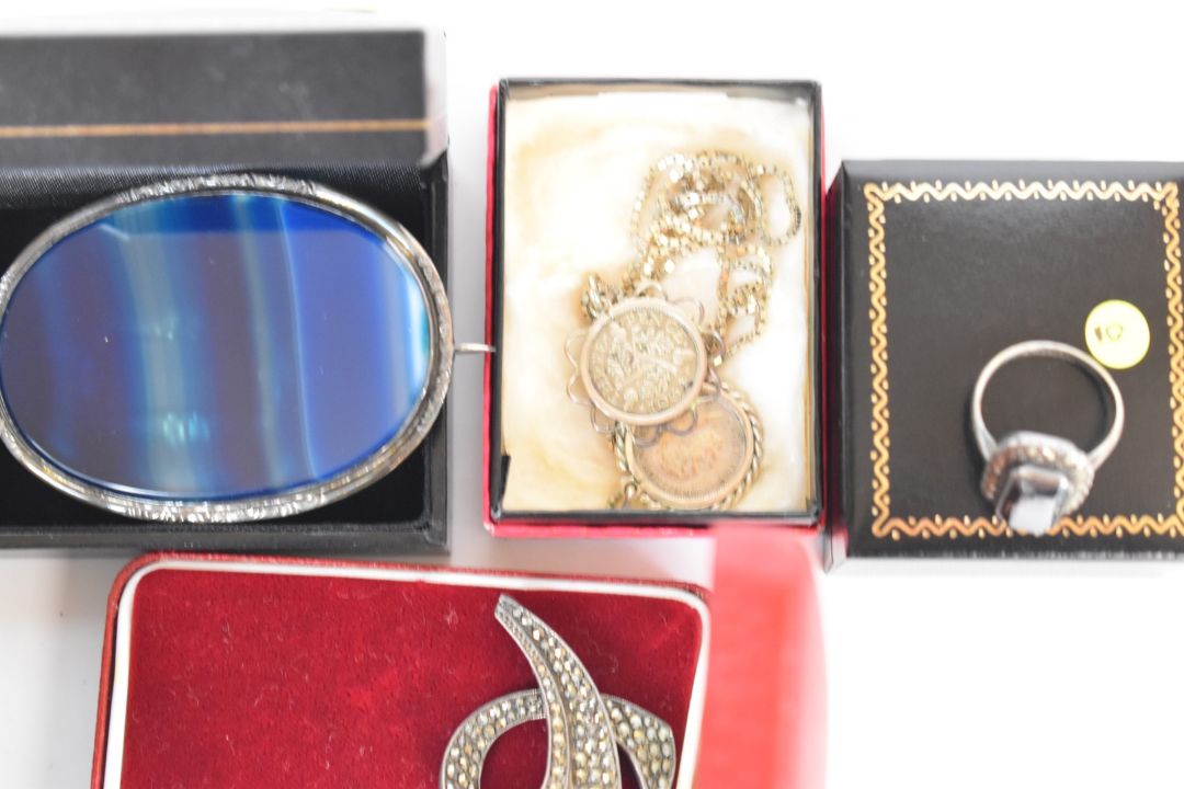 A collection of jewellery including jet necklace, silver ring set with marcasite, agate brooch, - Image 6 of 7