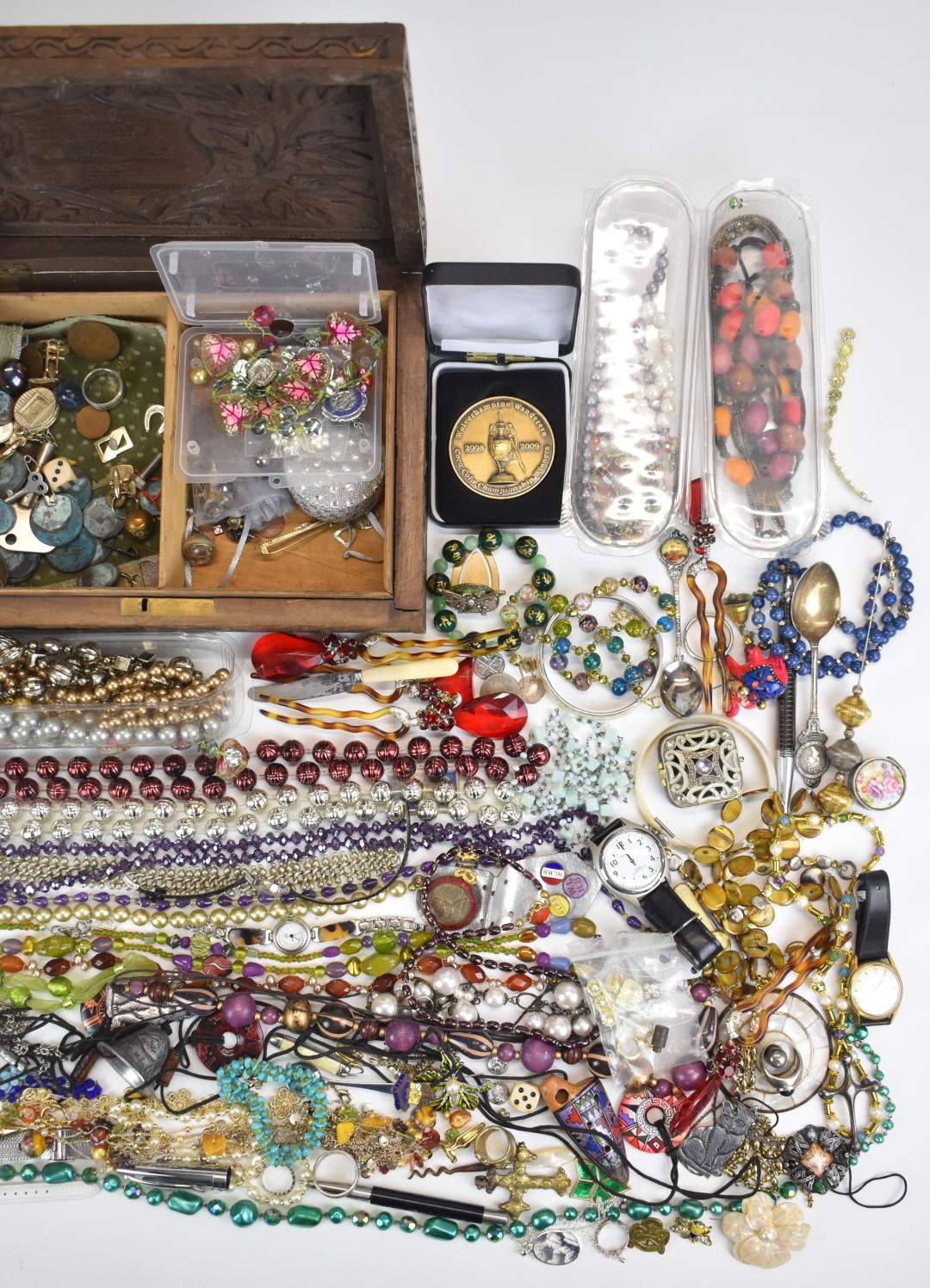 A collection of jewellery and necklaces including beaded, glass, garnet, amethyst and freshwater - Image 3 of 3