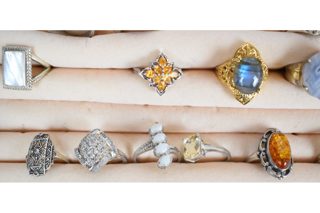 Seventy silver rings including malachite, pressed amber, spinel, amethyst, opal, quartz, garnet, - Image 2 of 9