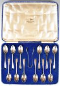 Walker & Hall George VI cased set of twelve hallmarked silver teaspoons and tongs, Sheffield 1939,