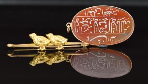 A c1900 9ct gold brooch in the form of two chicks (2.6g) and a 9ct rose gold pendant set with