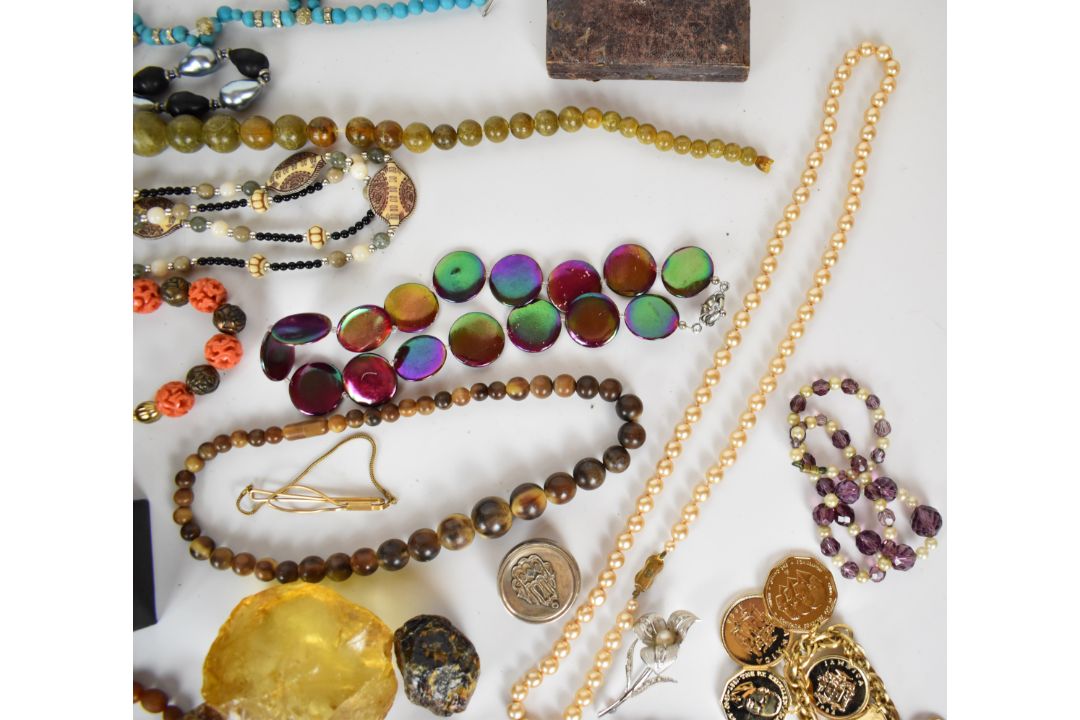 A collection of jewellery including diamanté necklace, paste brooch, agate cabochon, mizpah - Image 5 of 9