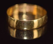 A 22ct gold wedding band / ring, 1.4g, size L
