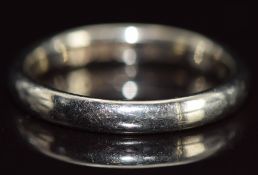 An 18ct white gold wedding band / ring, 3.5g, size M