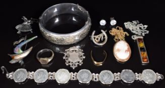 A 9ct gold brooch / pendant set with a cameo, on 9ct gold chain (5.7g), a 22ct gold section of