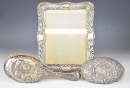 Edward VII hallmarked silver mounted photograph frame to suit 8 x 6 inch photo, with easel back,