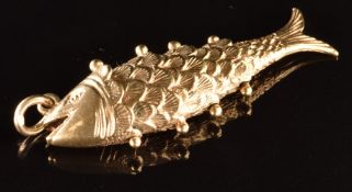 A 9ct gold pendant / charm in the form of a articulated fish, 7.4g