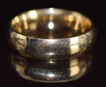 A 9ct gold wedding band / ring, size L