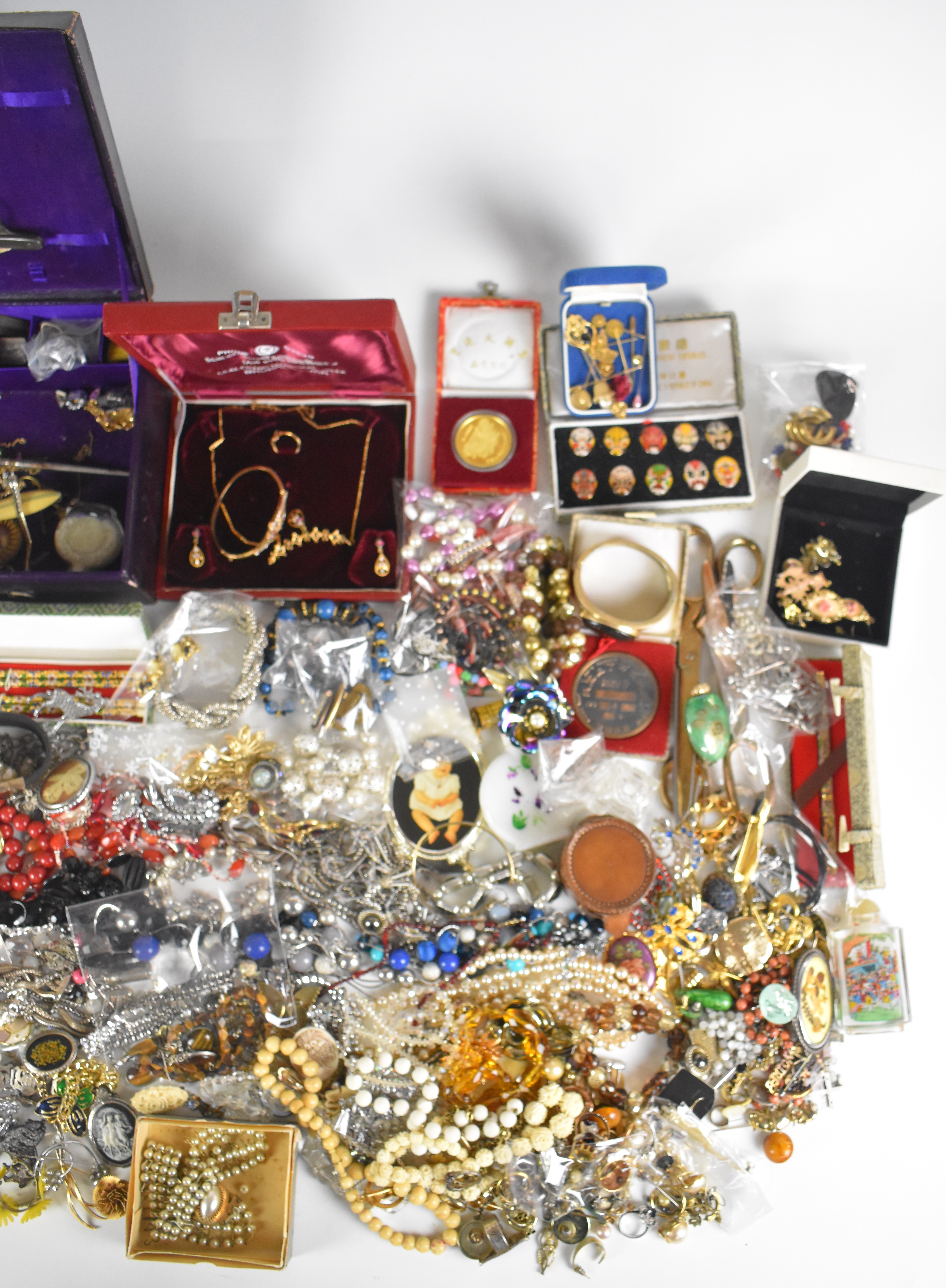 A collection of jewellery including vintage and Art Deco brooches, Monet and other vintage - Image 3 of 3