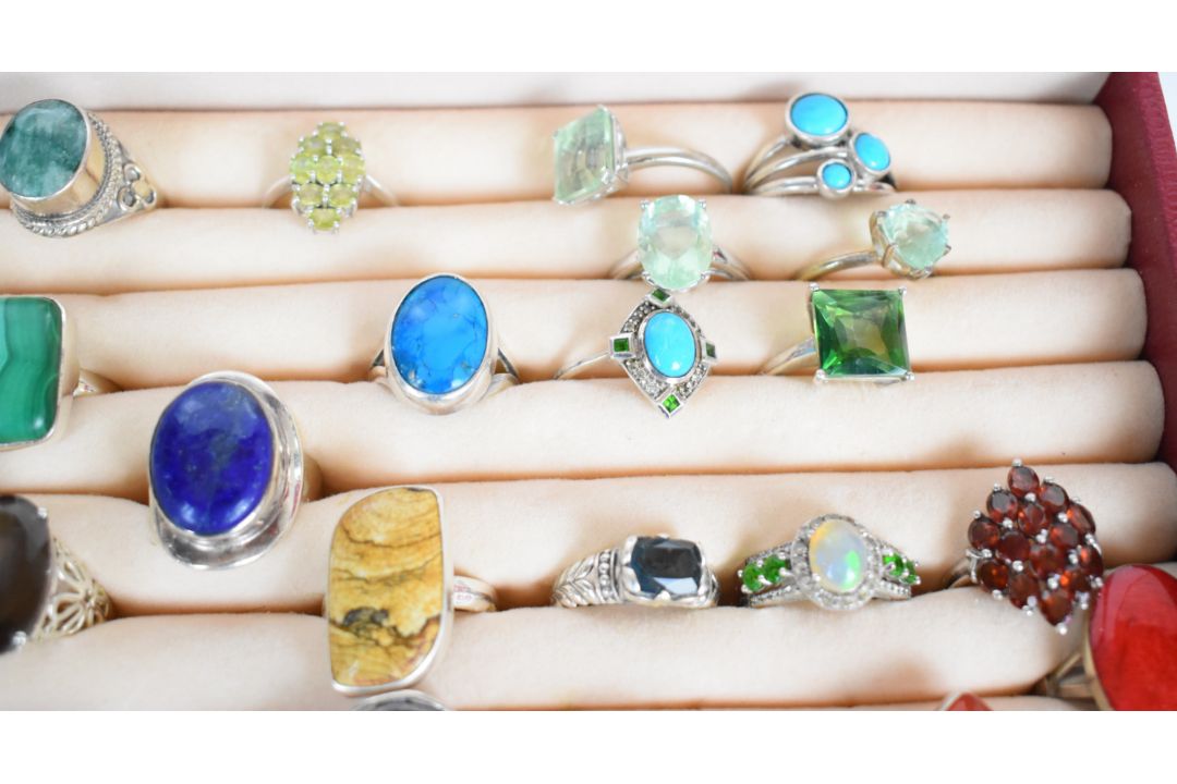Seventy silver rings including malachite, pressed amber, spinel, amethyst, opal, quartz, garnet, - Image 8 of 9