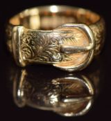 An 18ct gold buckle ring, London 1919, 6.5g, size M