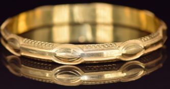 A 22k gold bangle with cut out decoration, 16.7g, 6.2cm