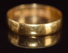 A 22ct gold wedding band / ring, 2.9g, size T
