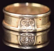 An 18ct gold band with geometric motif, 4.9g, size R/S