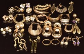 Ten pairs of 9ct gold earrings including knots, faux pearls, amethyst, etc (16.7g) and a quantity of