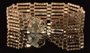 A 9ct gold gate bracelet with padlock clasp, 12.4g, 18.5cm