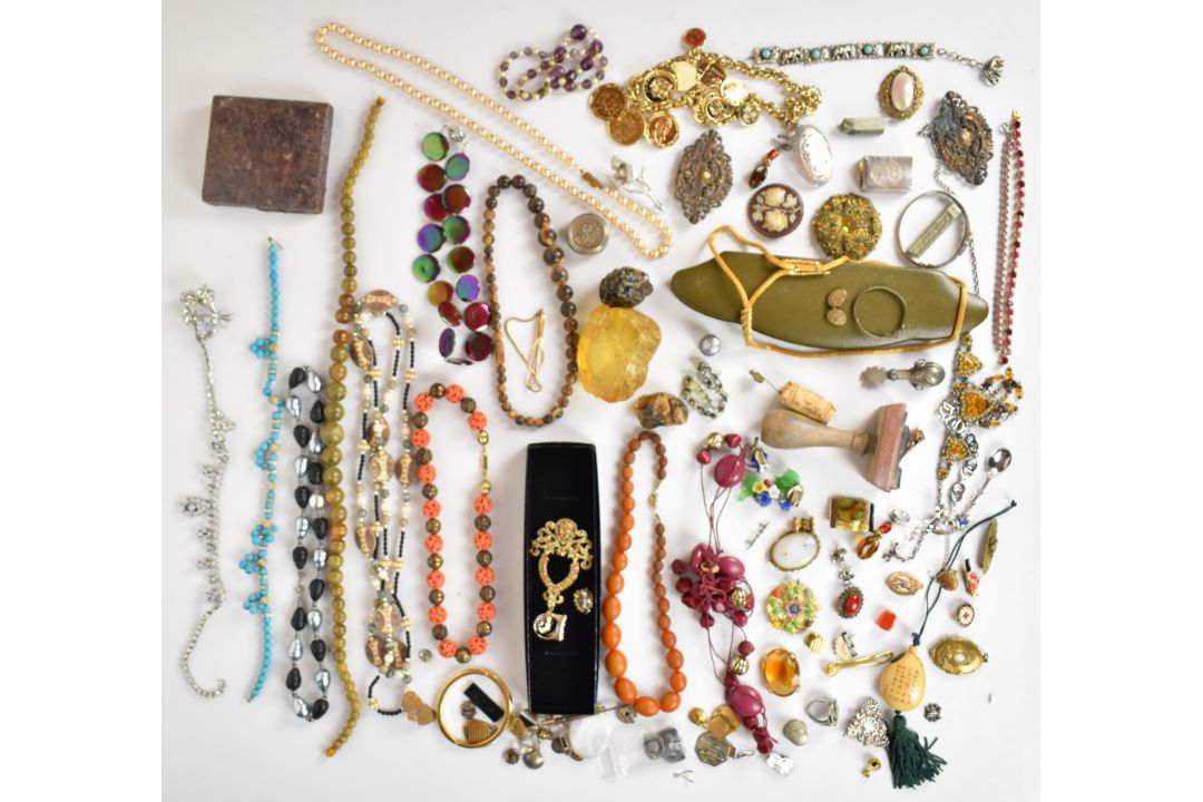 A collection of jewellery including diamanté necklace, paste brooch, agate cabochon, mizpah - Image 1 of 9